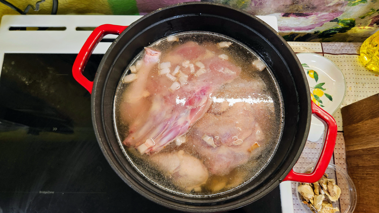 Мєясо тушкується