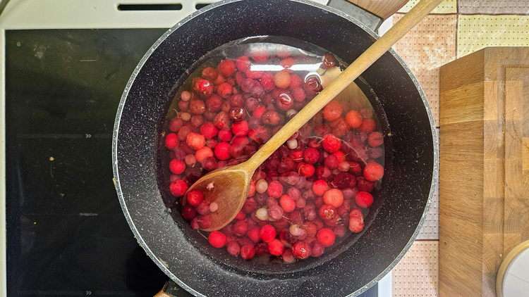 Крок 2. Ягоди в каструлі
