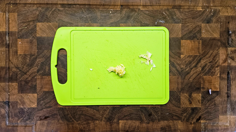 Нарізаний часник