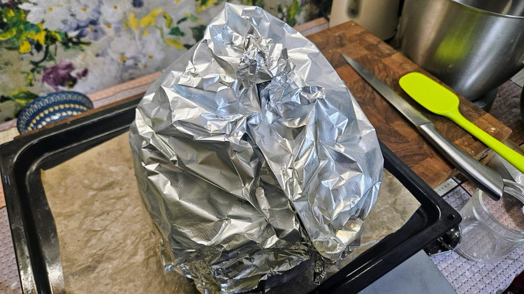 Крок 9. Страва накрита фольгою перед запіканням.