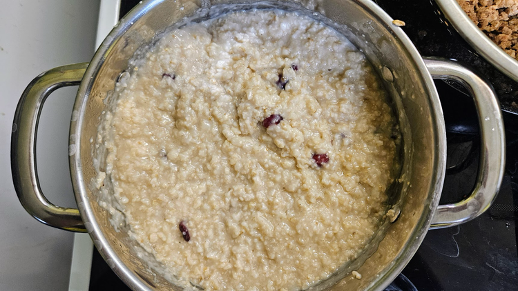 Крок 4. Вівсяні пластівці у каструлі