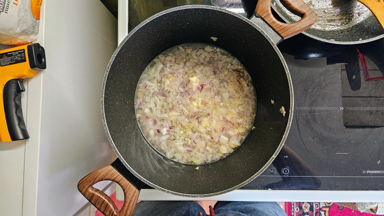 Цибуля тушкується