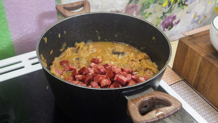 Ковбаса в каструлі