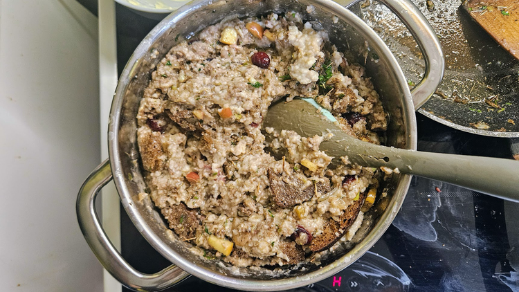 Крок 7. Вівсянка з фаршем, хлібом та овочами.