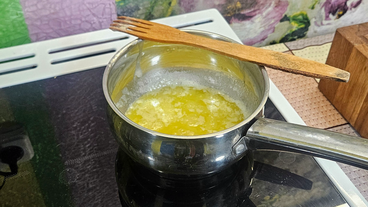 Масло в сотейнику