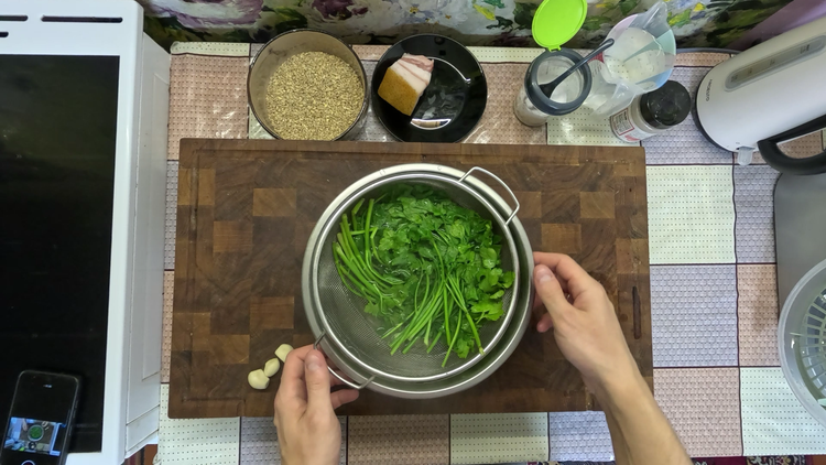 Крок 1. Запарена зелень.