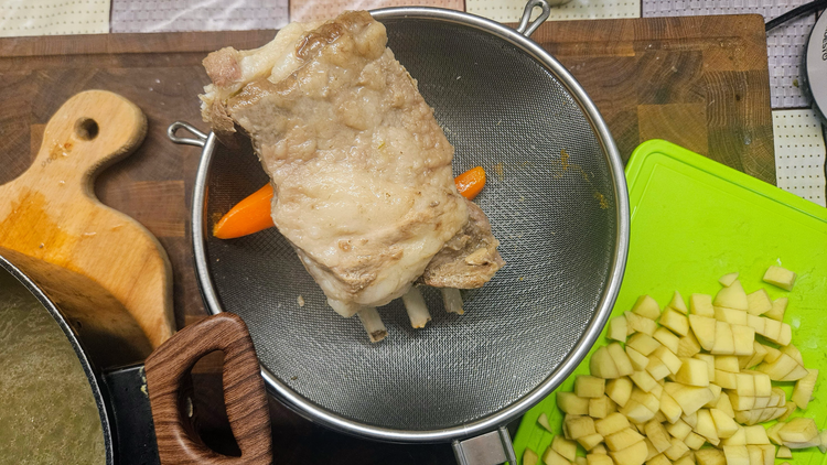 Крок 5. Мʼясо та морва витягнуті з бульйону.