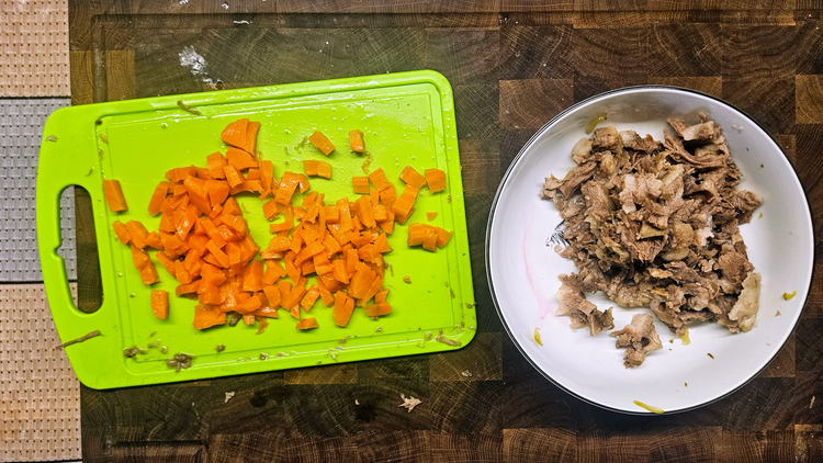 Крок 8. Нарізана морква та мʼясо.