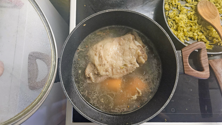 Крок 4. Додана до бульйону морква.