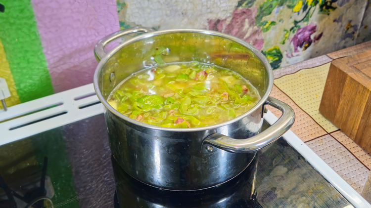 Картопля і спеції у каструлі