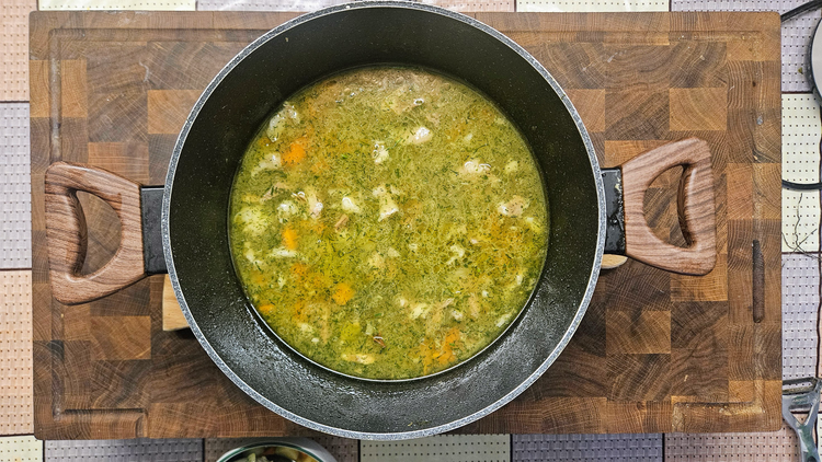 Крок 11. Доданий кріп і мелений перець.